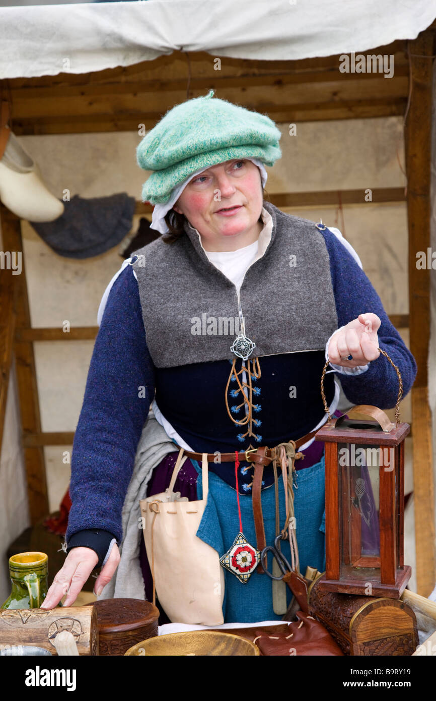 Interprètes en costume d'  Femme vendant des articles en cuir à Hawick Festival Reivers, Scottish Borders, Scotland, UK à Hawick Banque D'Images