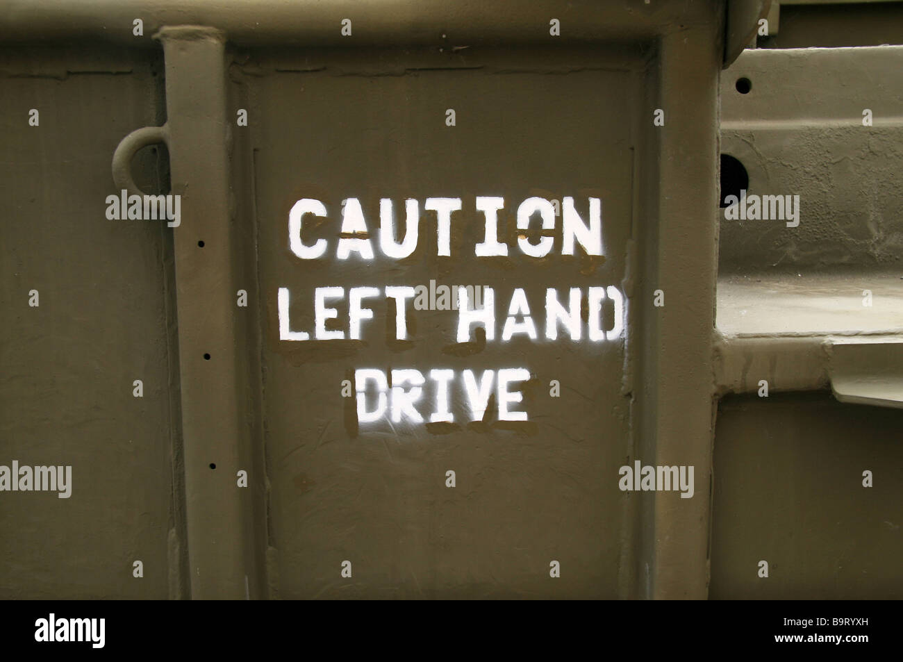 Close up de la 'gauche' signe sur un DUKW sur l'affichage au grand bunker, le Musée du Mur de l'Atlantique, Ouistreham, France Banque D'Images