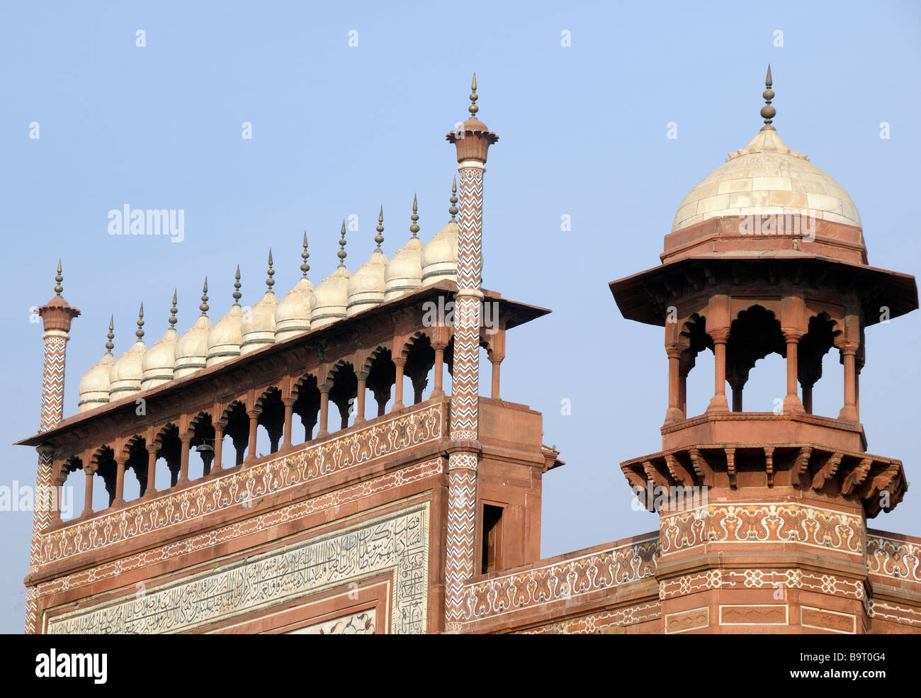 Toits de la grande porte, Darwaza-i rauza, passerelle vers le Taj Mahal. Banque D'Images