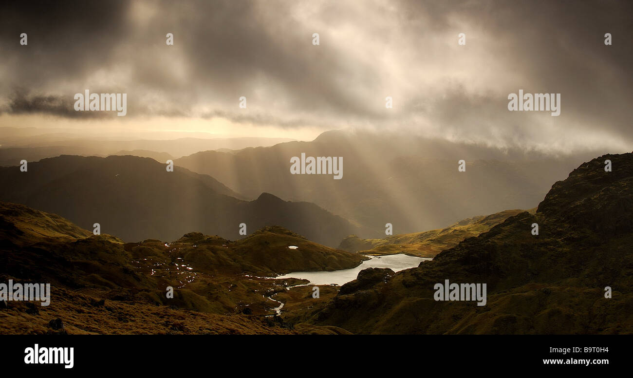 Les rayons de lumière, Stickle Tarn Banque D'Images