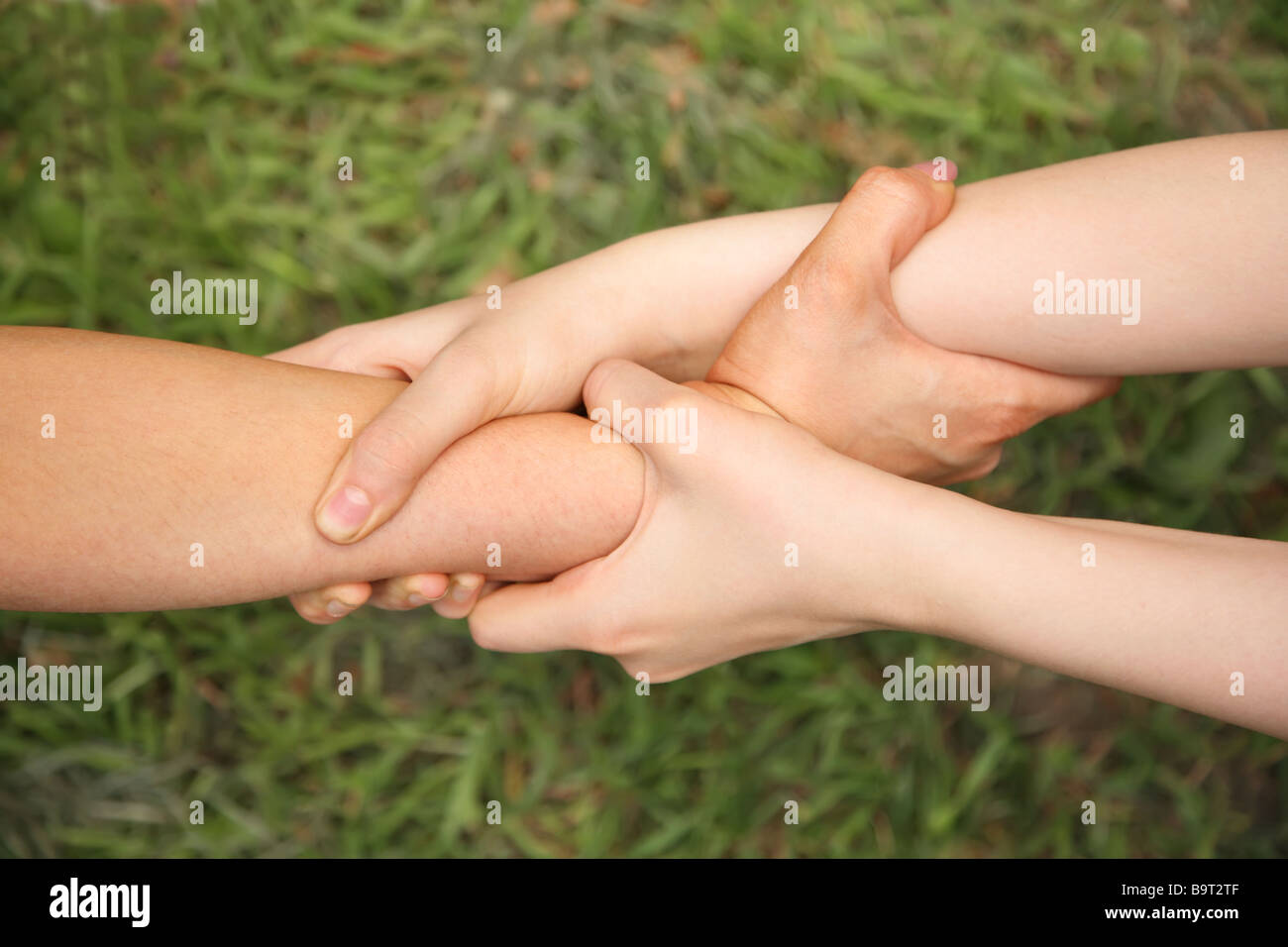 Deux mains pour être tenu troisième Banque D'Images
