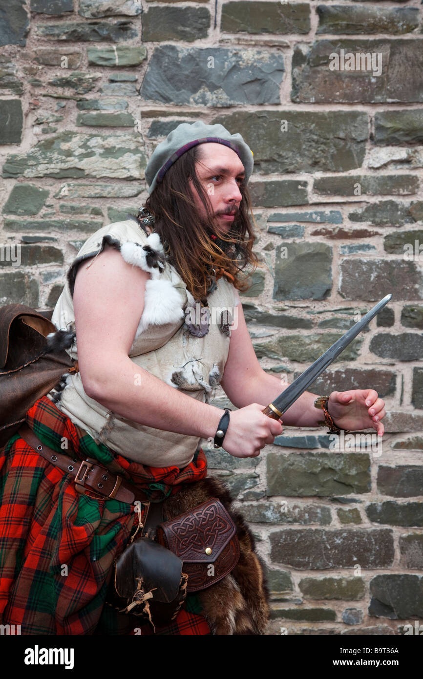 Highlander écossais. Homme portant un kilt traditionnel & holding dagger, sgian dhu dirk à Hawick Festival Reivers, Scottish Borders, Scotland, UK Hawick Banque D'Images