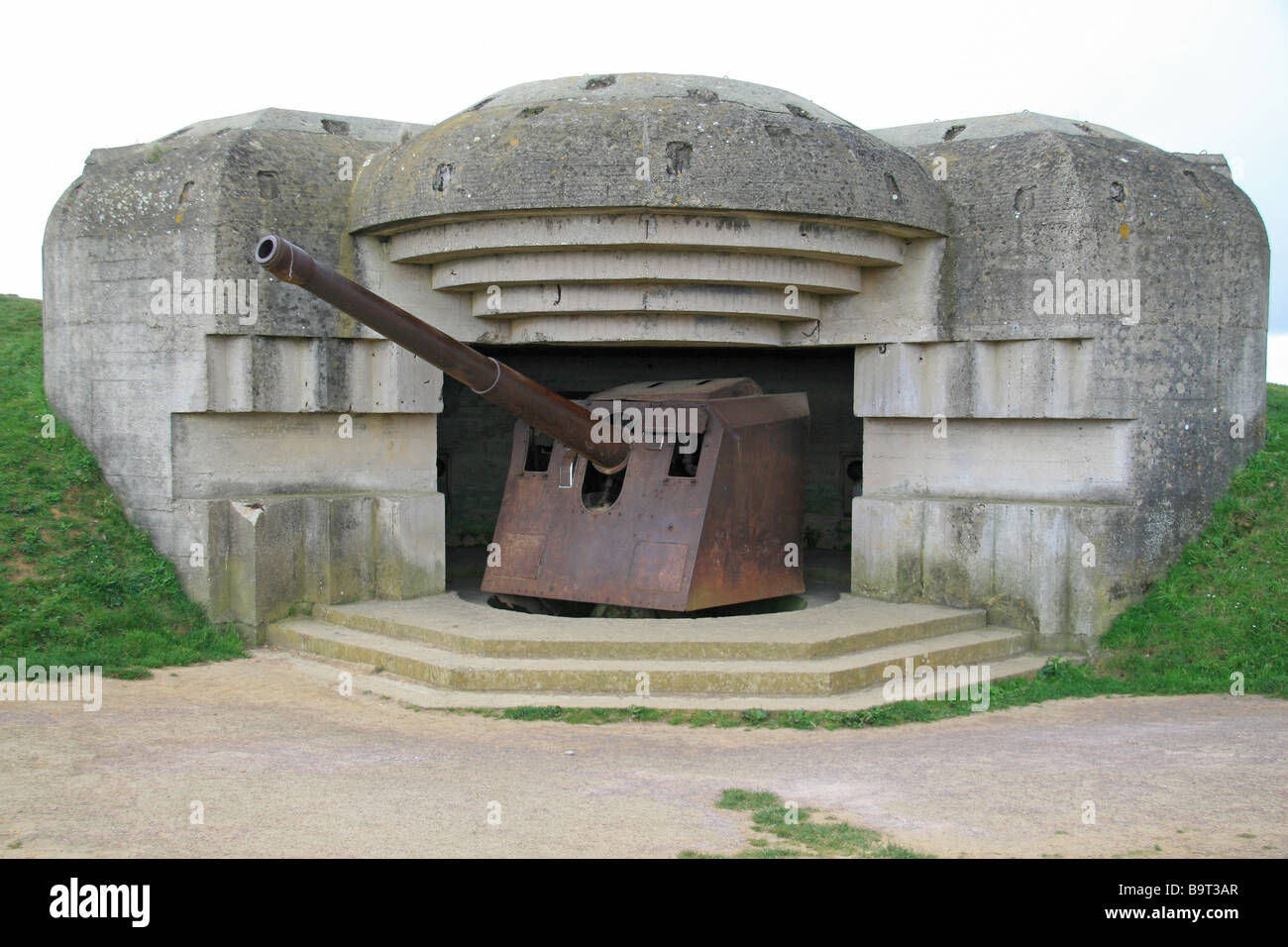 Un canon de 150 mm dans l'une des quatre vantaux des longues-sur-Mer, la batterie située à l'ouest d'Arromanches-les-Bains en Normandie. Banque D'Images