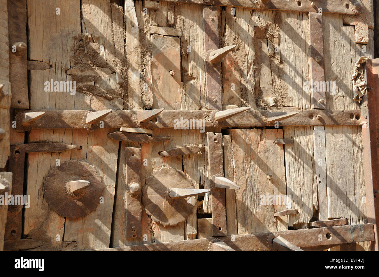 Une ancienne porte en bois avec des bandes de fer et de pointes pour empêcher les éléphants, d'être utilisés pour la pâte vers le bas de la porte. Banque D'Images