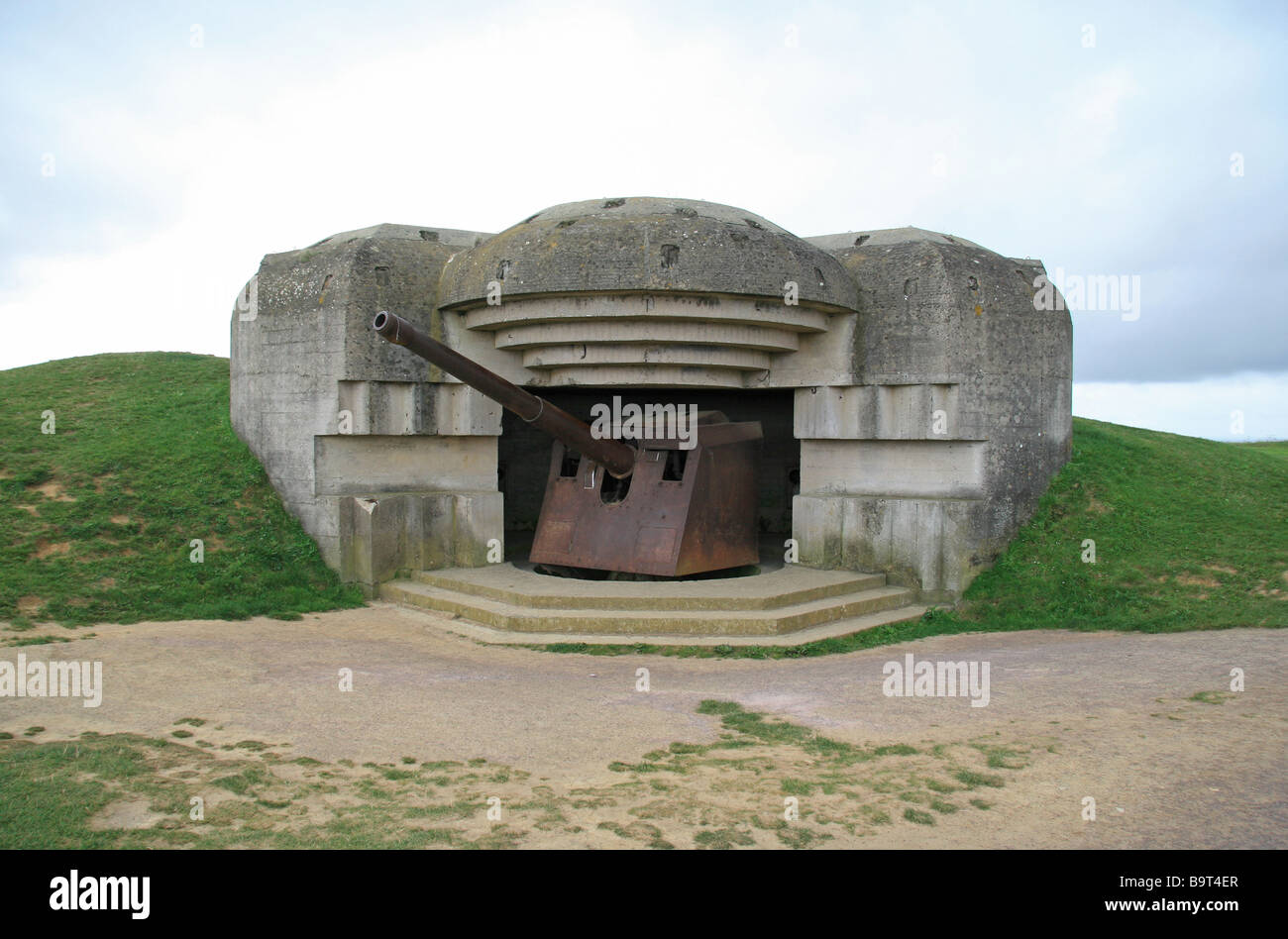 Un canon de 150 mm dans l'une des quatre vantaux des longues-sur-Mer, la batterie située à l'ouest d'Arromanches-les-Bains en Normandie. Banque D'Images