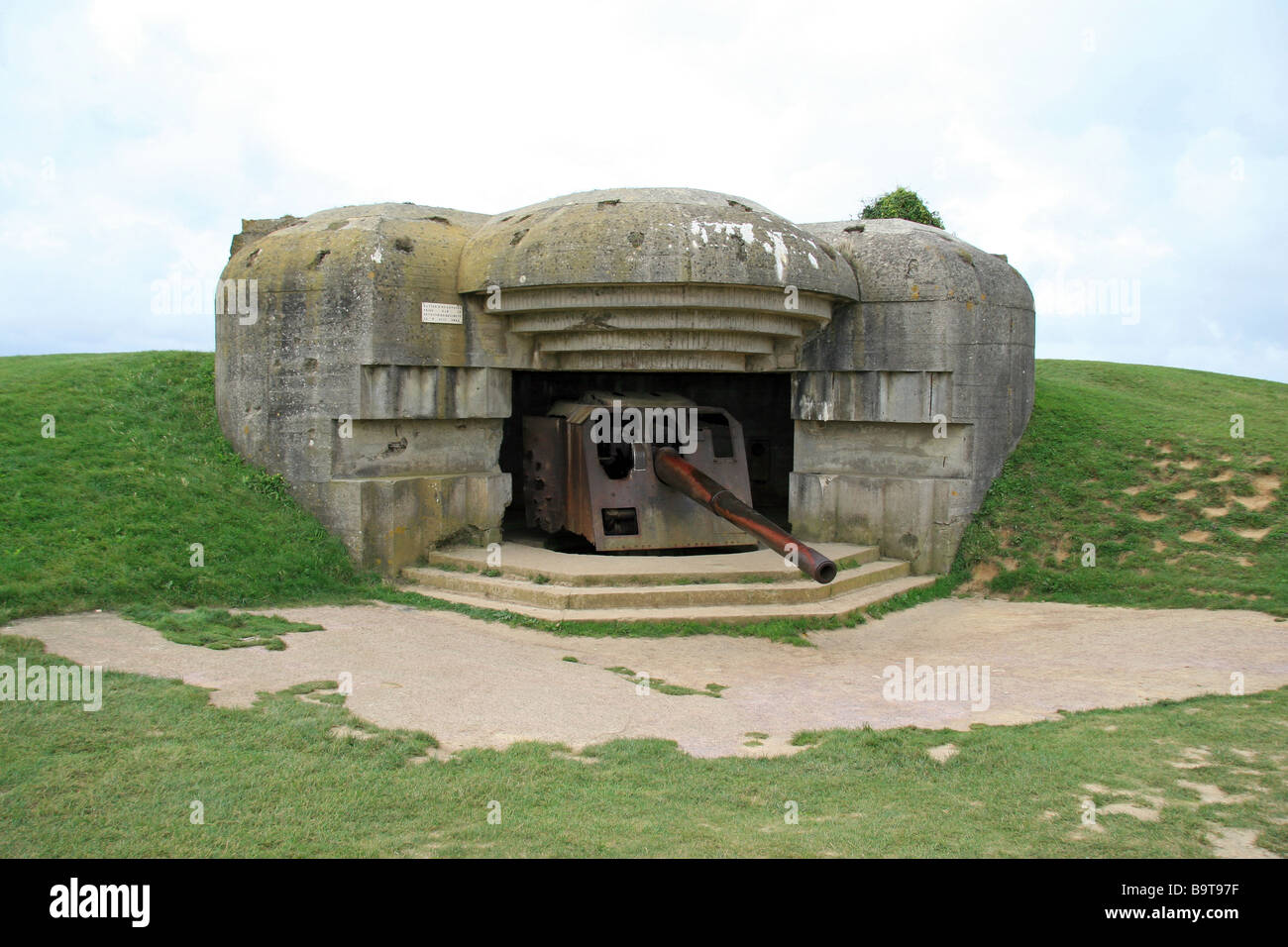 Un canon de 150 mm dans l'une des quatre vantaux des longues-sur-Mer, la batterie située à l'ouest d'Arromanches-les-Bains en Normandie. Banque D'Images