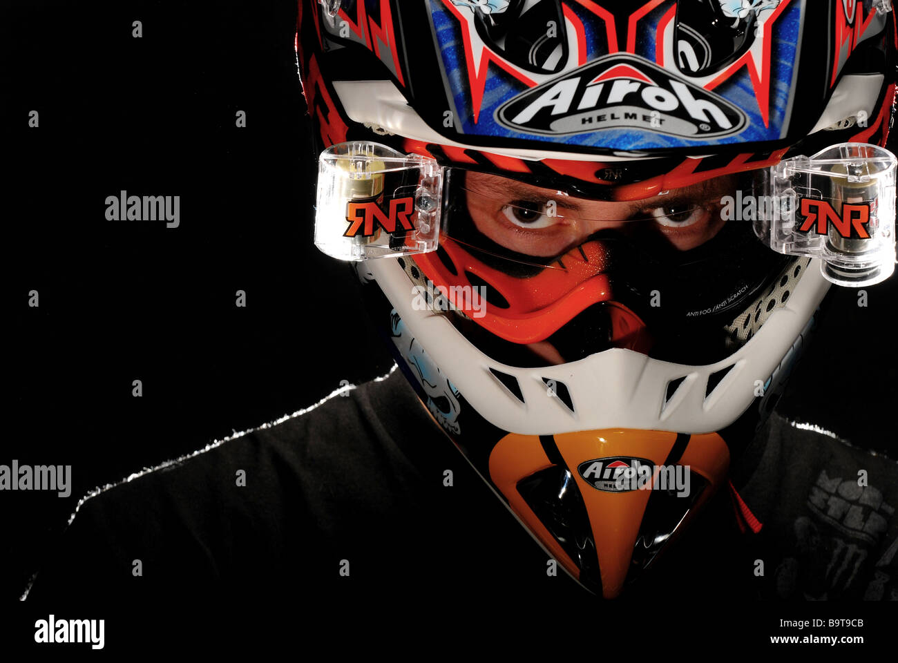 Un pilote de motocross à la recherche à travers ses lunettes de sécurité Banque D'Images