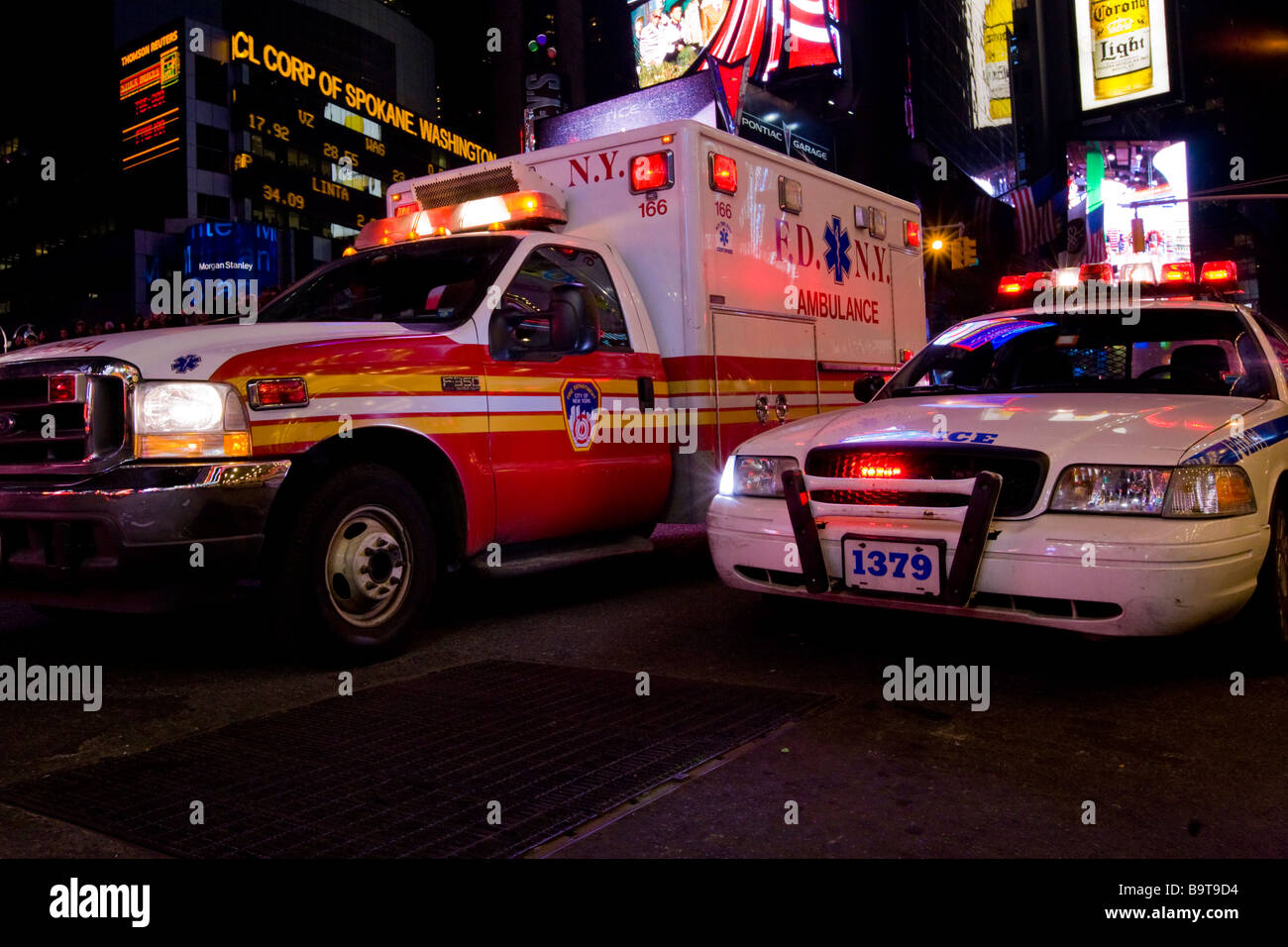 New York New York et Ambulance Voiture de police face à un Emergancy à Times Square, New York City, USA Banque D'Images