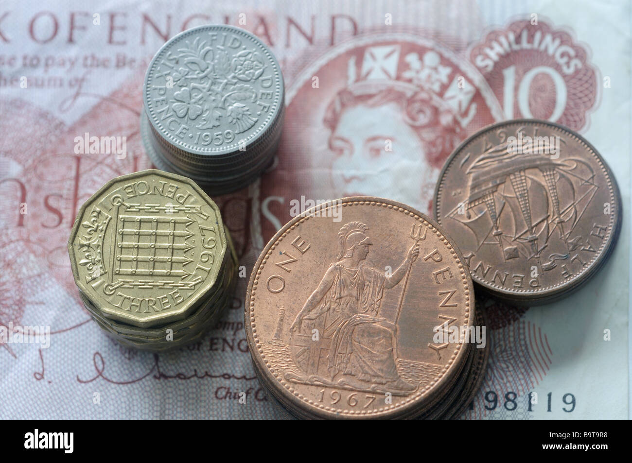 Des piles de jetons sur un britannique âgé de dix shillings note Banque D'Images