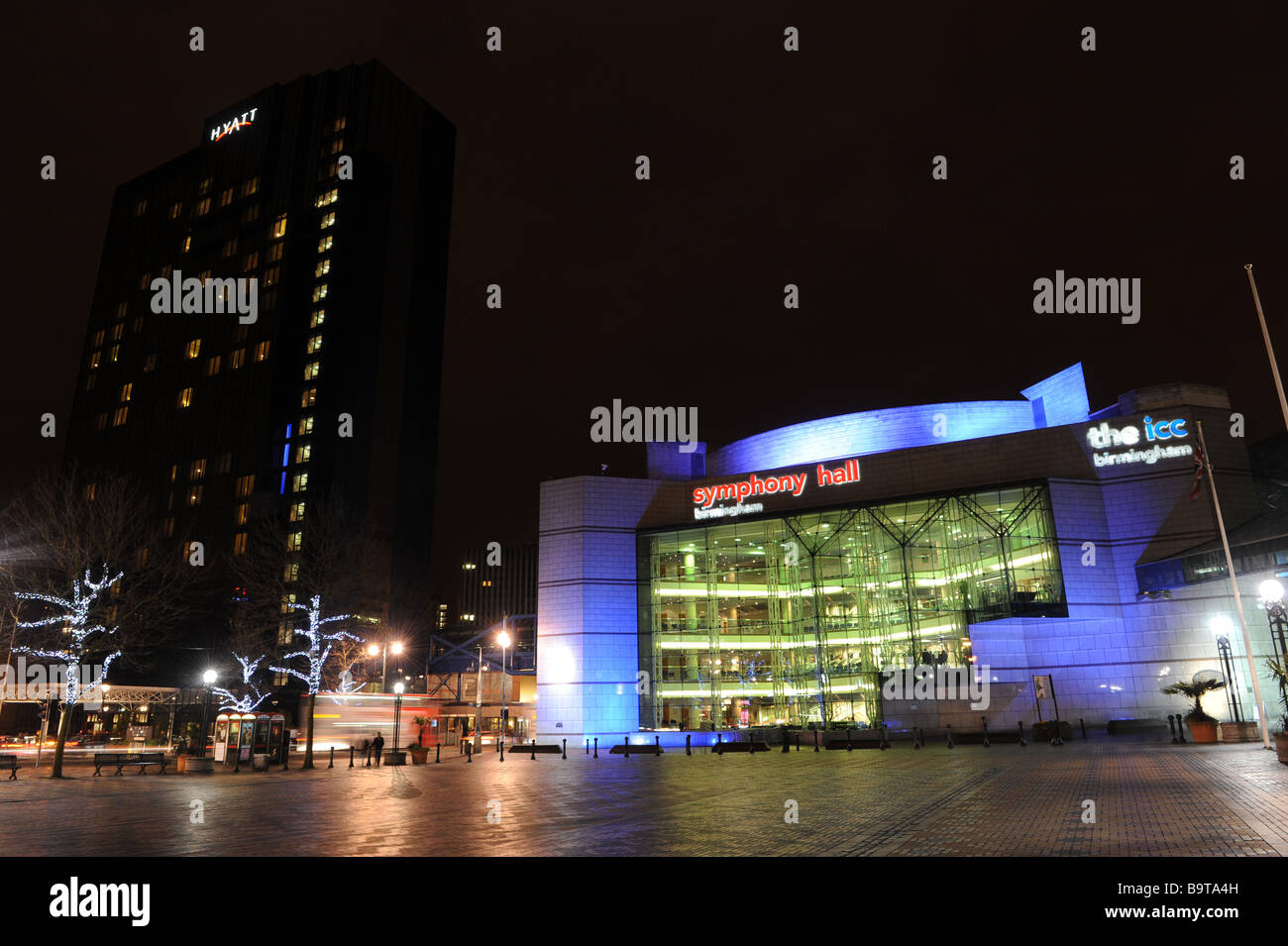 Le Birmingham Symphony Hall et CPI avec Hyatt Hôtel sur Centenary Square at night England Uk Banque D'Images