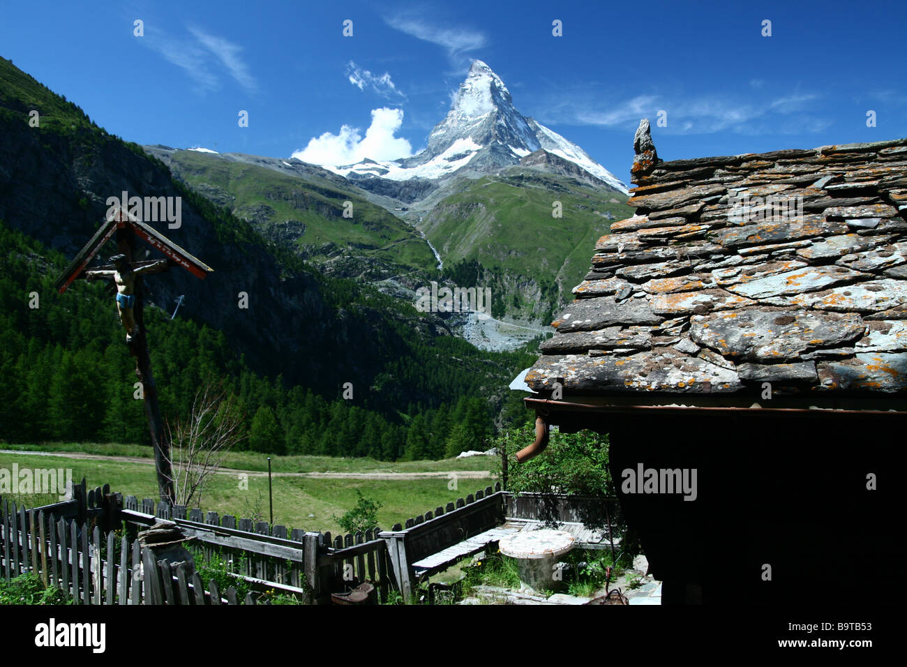 En vertu de la hutte suisse Matterhorn Banque D'Images