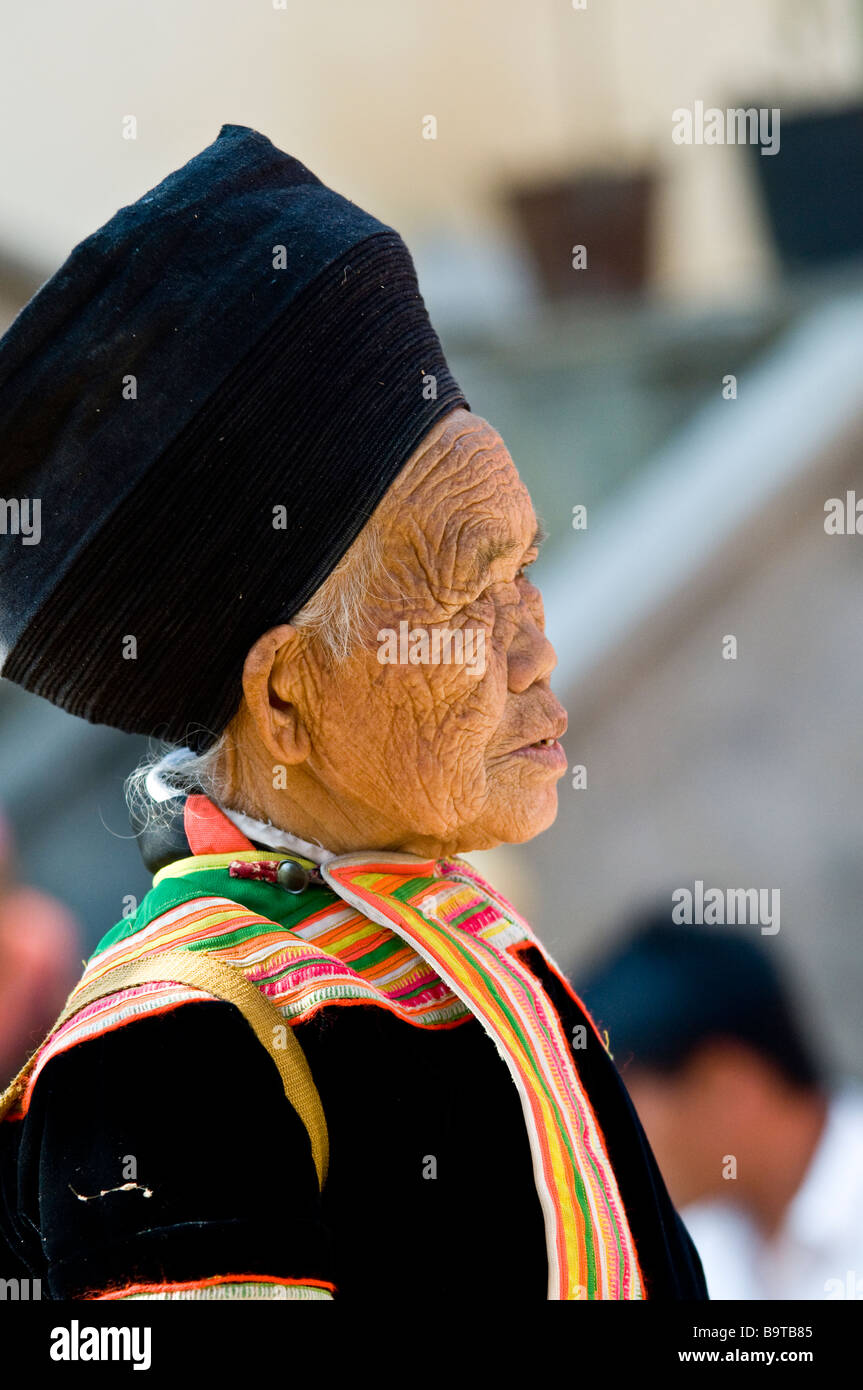 Portrait d'une vieille femme Hmong Fleurs. Banque D'Images