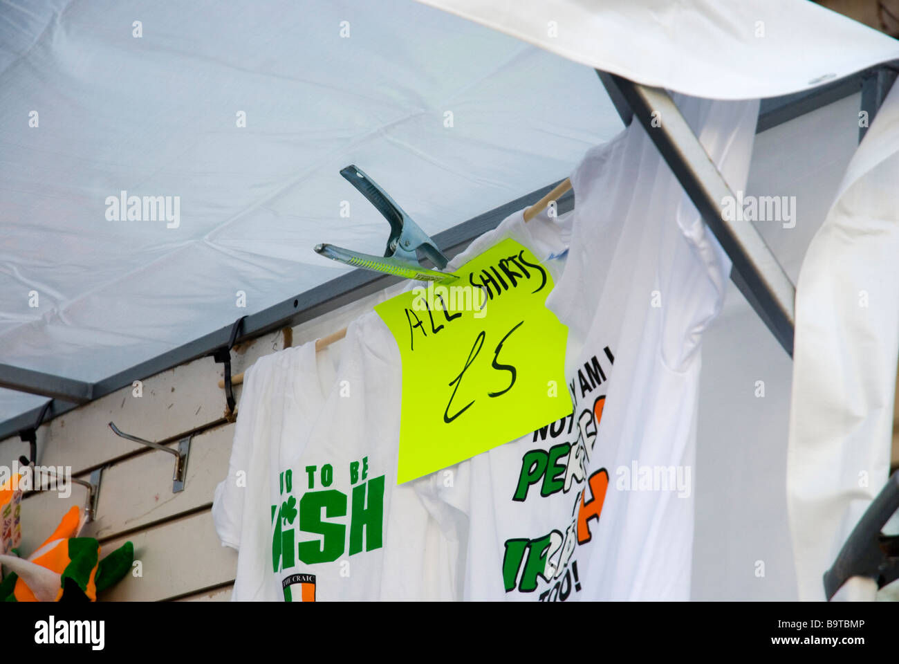 Un étal vendant T shirt irlandais à St Patrick's Day Festival à Londres, Angleterre Royaume-uni 2009 Banque D'Images