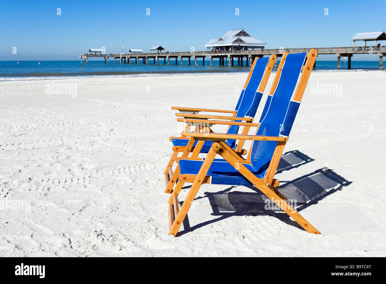 Deux chaises en face de la jetée de la plage de Clearwater, la Côte du Golfe, Florida, USA Banque D'Images