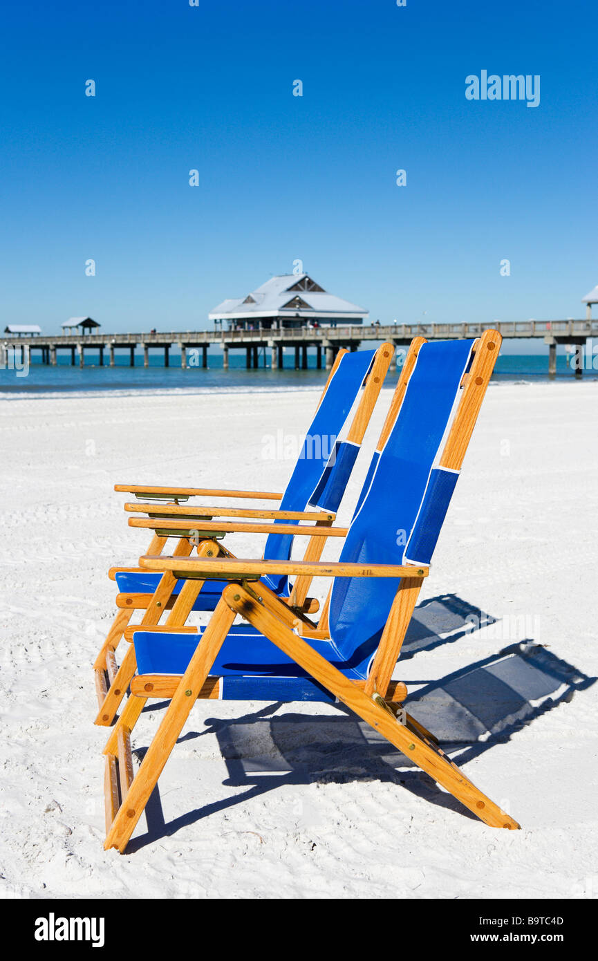 Deux chaises en face de la jetée de la plage de Clearwater, la Côte du Golfe, Florida, USA Banque D'Images