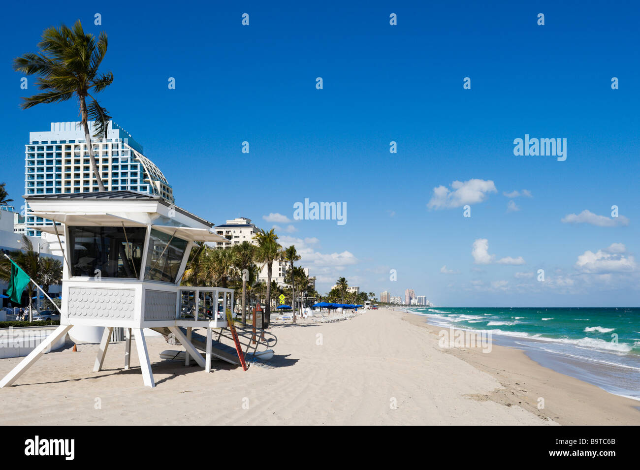 Lifeguard Hut sur la plage de Fort Lauderdale avec le Trump Hotel derrière, Gold Coast, Florida, USA Banque D'Images