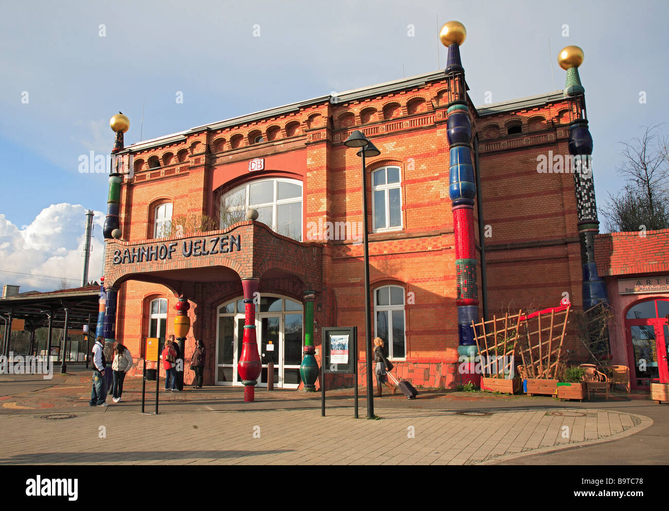 La gare de Uelzen conçu par Friedensreich Hundertwasser Basse-saxe Allemagne Banque D'Images
