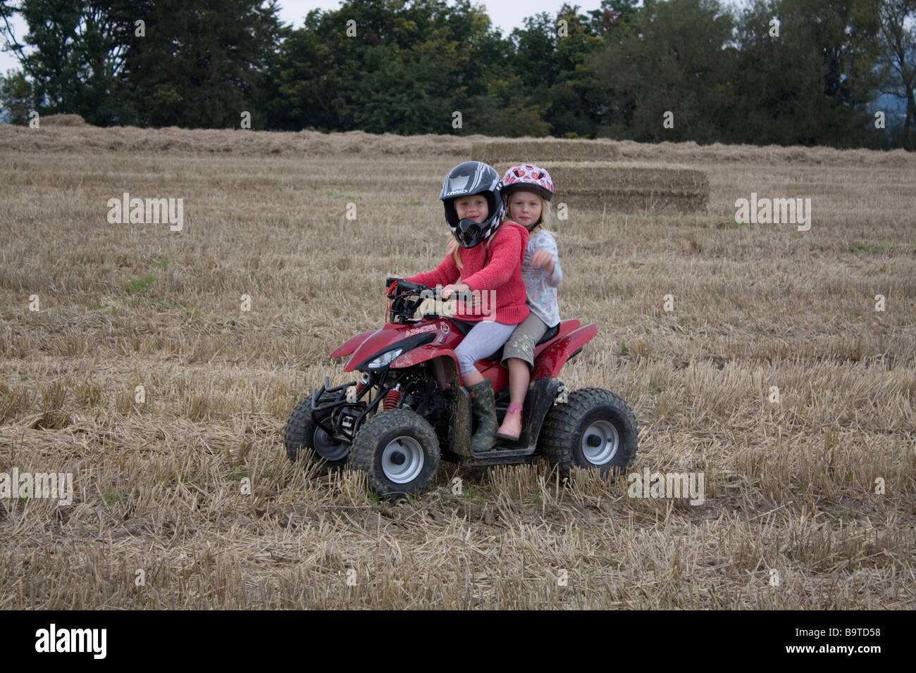 Deux jeunes filles équitation quad Banque D'Images