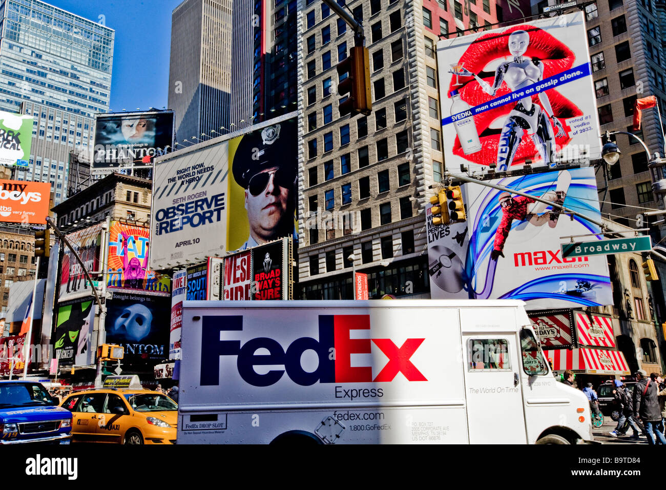 Van de livraison FedEx et bannières publicitaires à Times Square, New York City, USA Banque D'Images