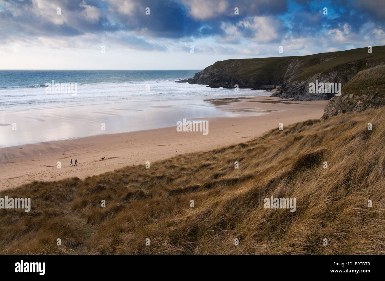 Les promeneurs de chiens sur la plage de Cornouailles du nord de Holywell Banque D'Images
