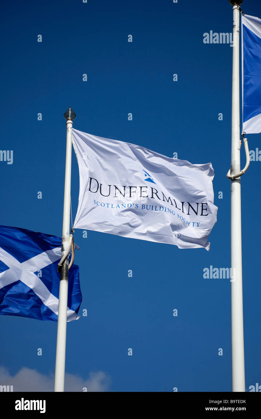 Drapeaux au vent Dunfermline Building Society, siège social, Fife, Scotland, UK, Europe Banque D'Images