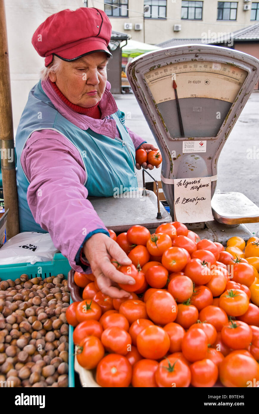 Femme vendant des tomates dans un marché de rue, Riga, Lettonie, en Europe Banque D'Images