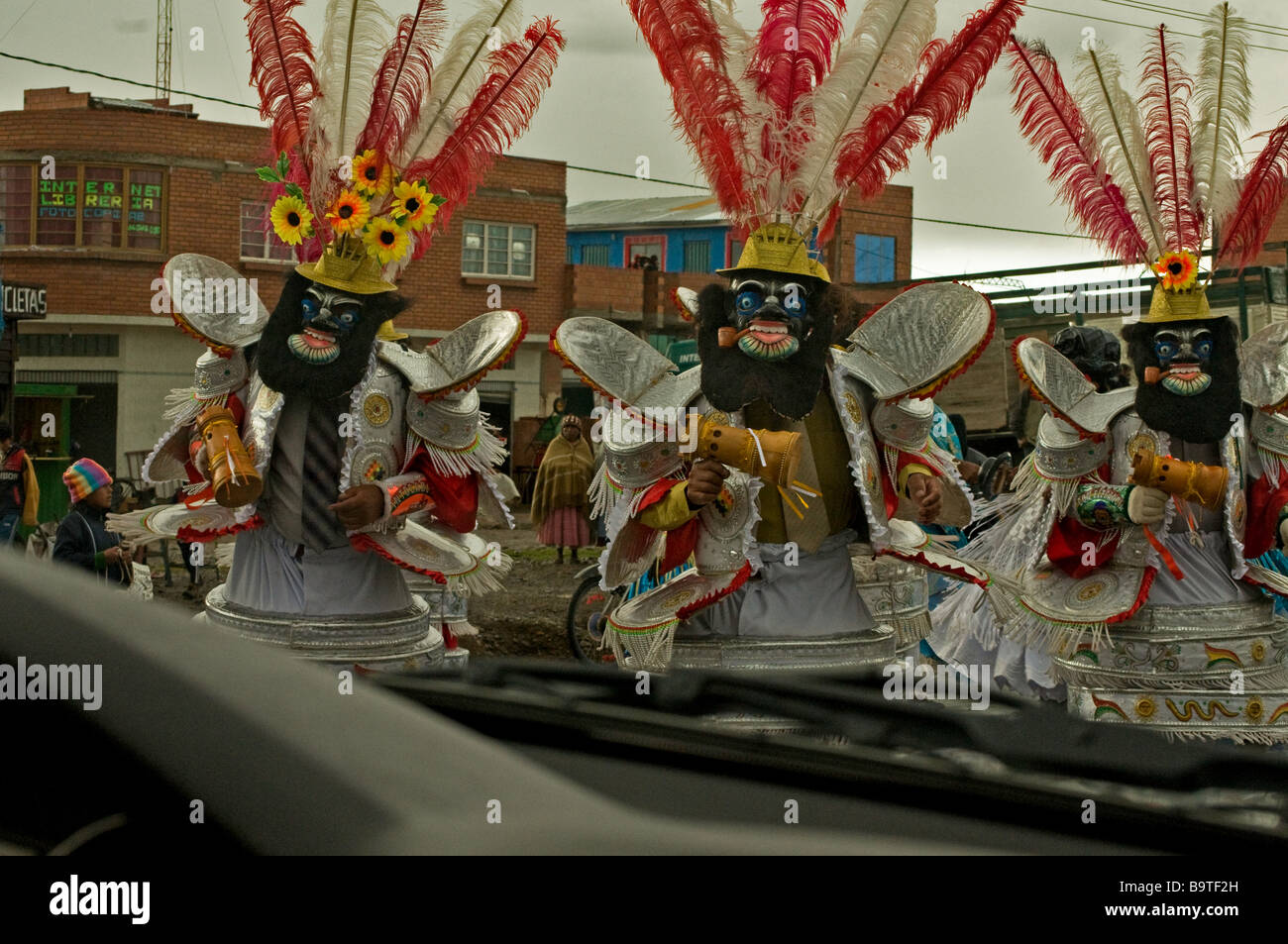 Des danseurs traditionnels de l'Amérique du Sud Bolivie vue de destination touristique véhicule Andes colorées Banque D'Images