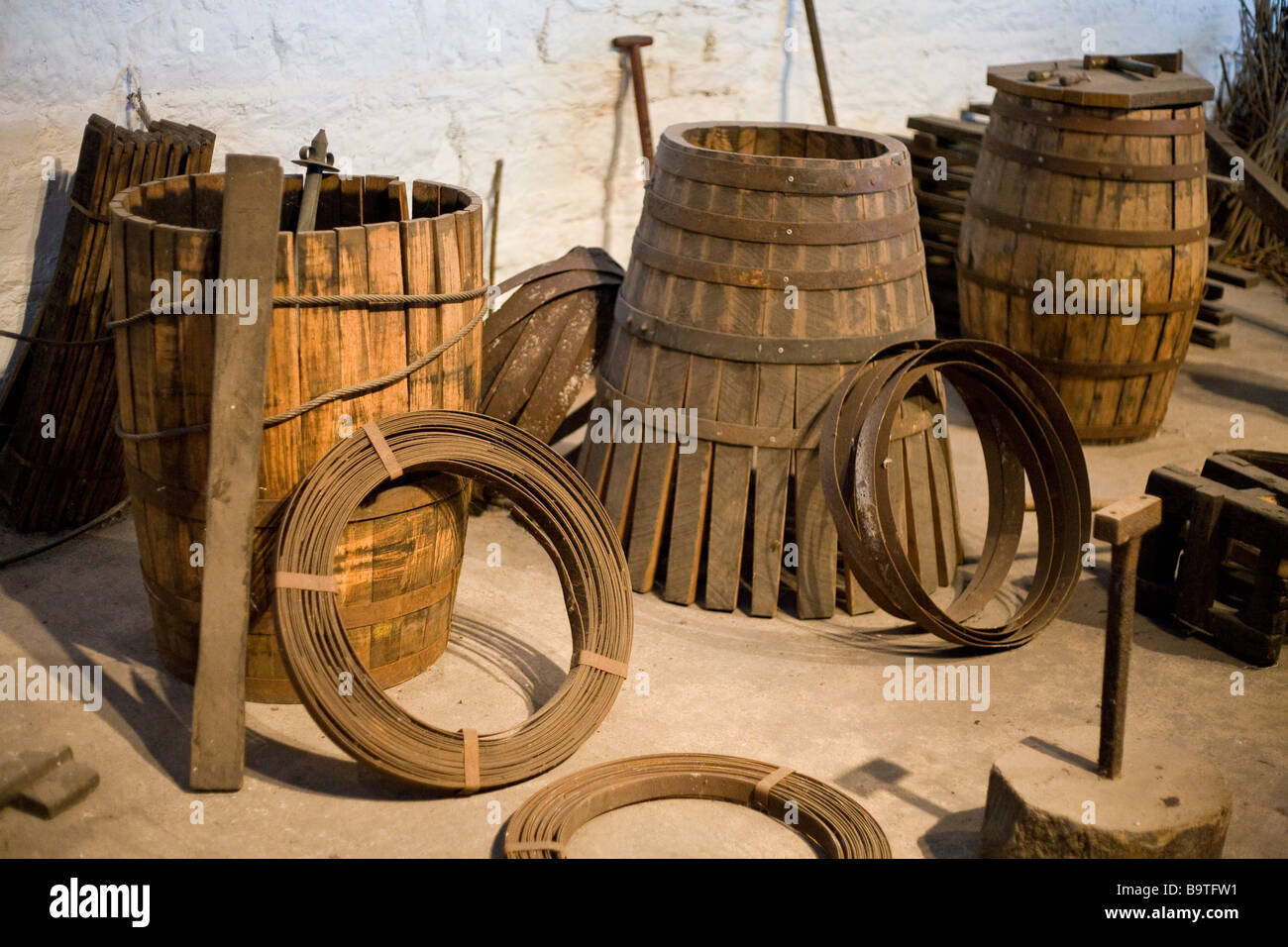 Outils de tonnelier. Un affichage de coopers outils et partiellement fini  de barils pour le vieillissement du whisky. La perte d'un commerce dans  l'Irlande Photo Stock - Alamy