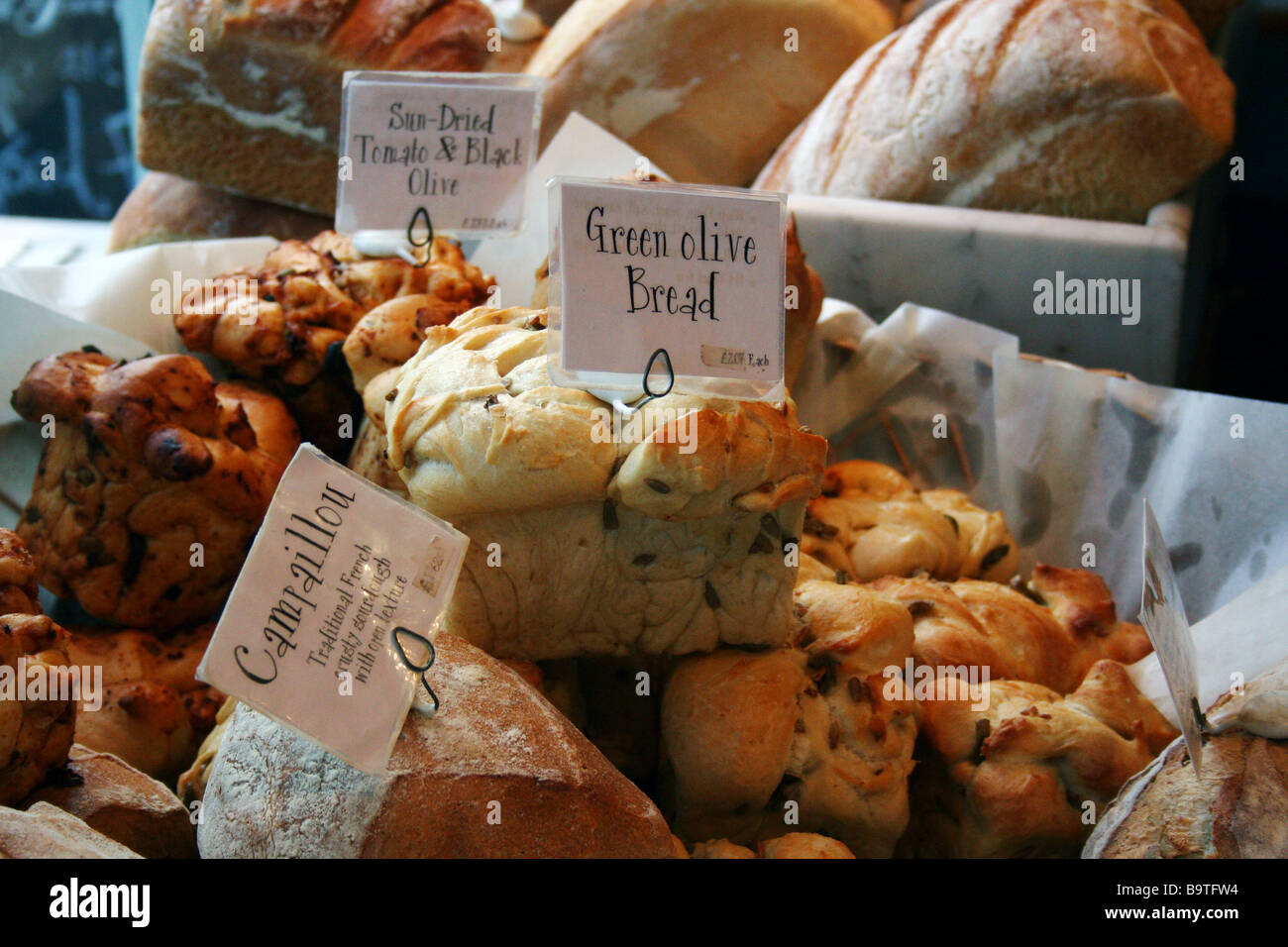 Du pain sur l'affichage à une boulangerie à Bath, Somerset, Angleterre Banque D'Images