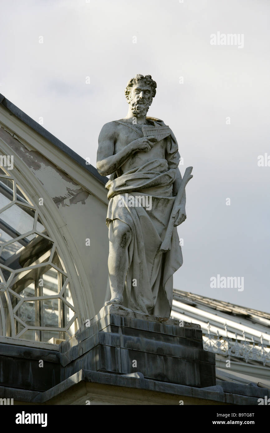 Statue au-dessus de l'entrée de l'Europe, les jardins de Kew House architecte Decimus Burton Banque D'Images