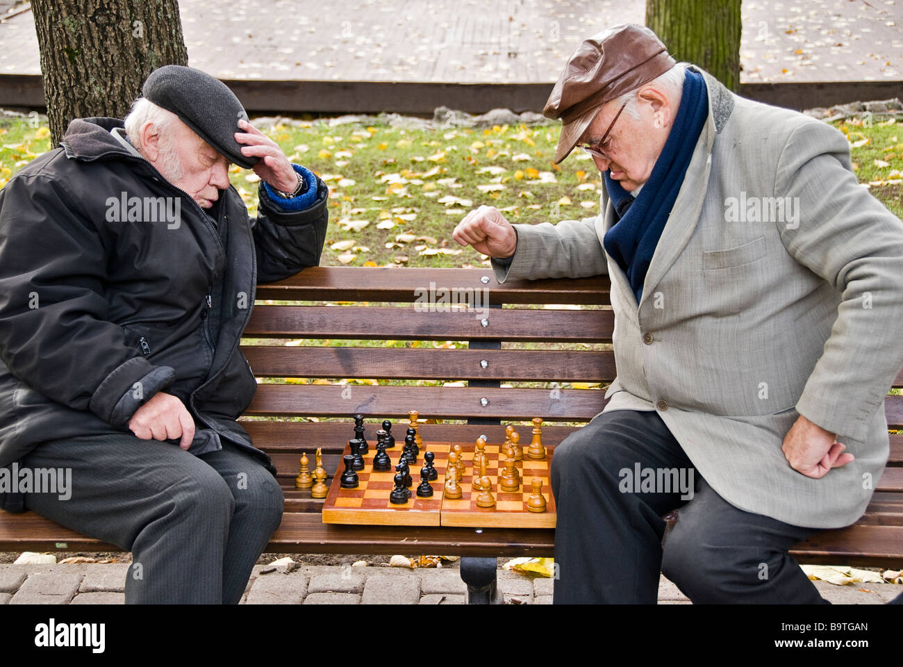 Deux hommes jouant aux échecs sur un banc dans une rue de Riga, en Lettonie, en Europe Banque D'Images