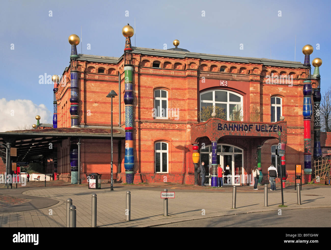 La gare de Uelzen conçu par Friedensreich Hundertwasser Basse-saxe Allemagne Banque D'Images