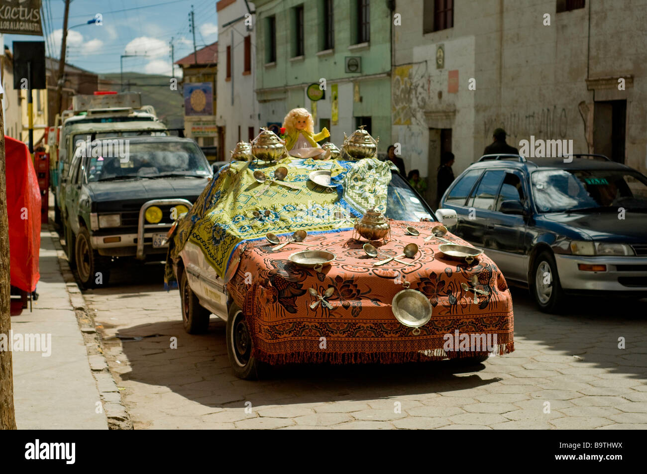L'Amérique du Sud Bolivie Potosi tradition de décorer une voiture avec des Andes en argent Banque D'Images