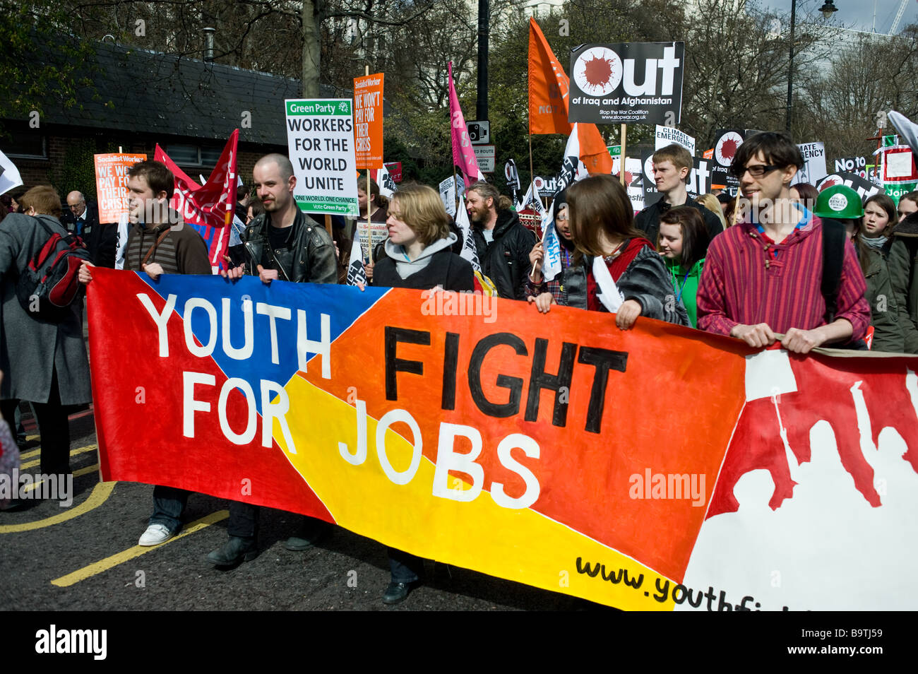 Les jeunes personnes qui protestaient contre le chômage des jeunes. Banque D'Images