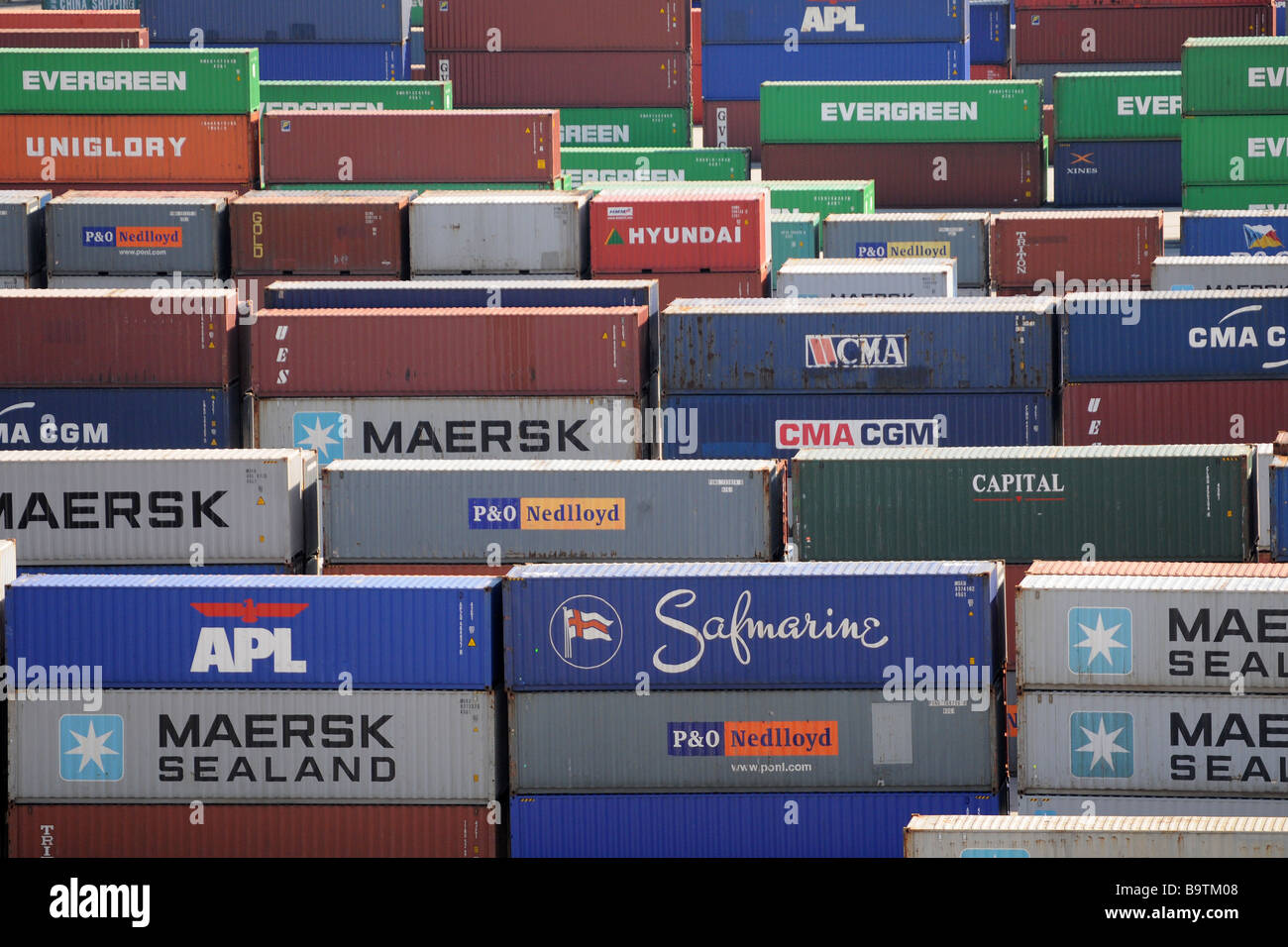 Les conteneurs et les cargaisons au port de Miami en Floride, prêt pour l'expédition d'outre-mer sur les navires maritimes et les transporteurs maritimes. Maersk Banque D'Images