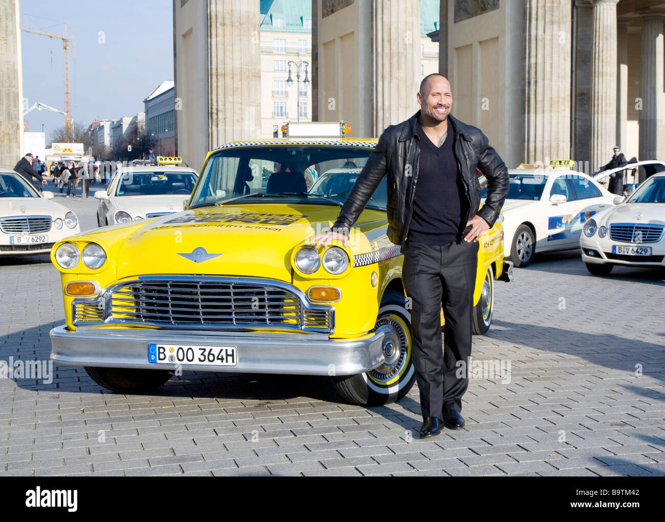 Dwayne Johnson acteur américain devant la porte de Brandebourg à Berlin le mardi 31 mars 2009 Banque D'Images