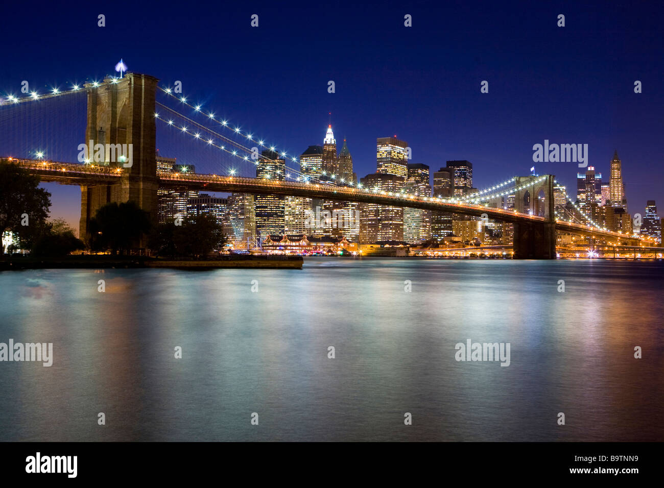 Pont de Brooklyn et New York Skyline tourné après le crépuscule avec une longue exposition Banque D'Images