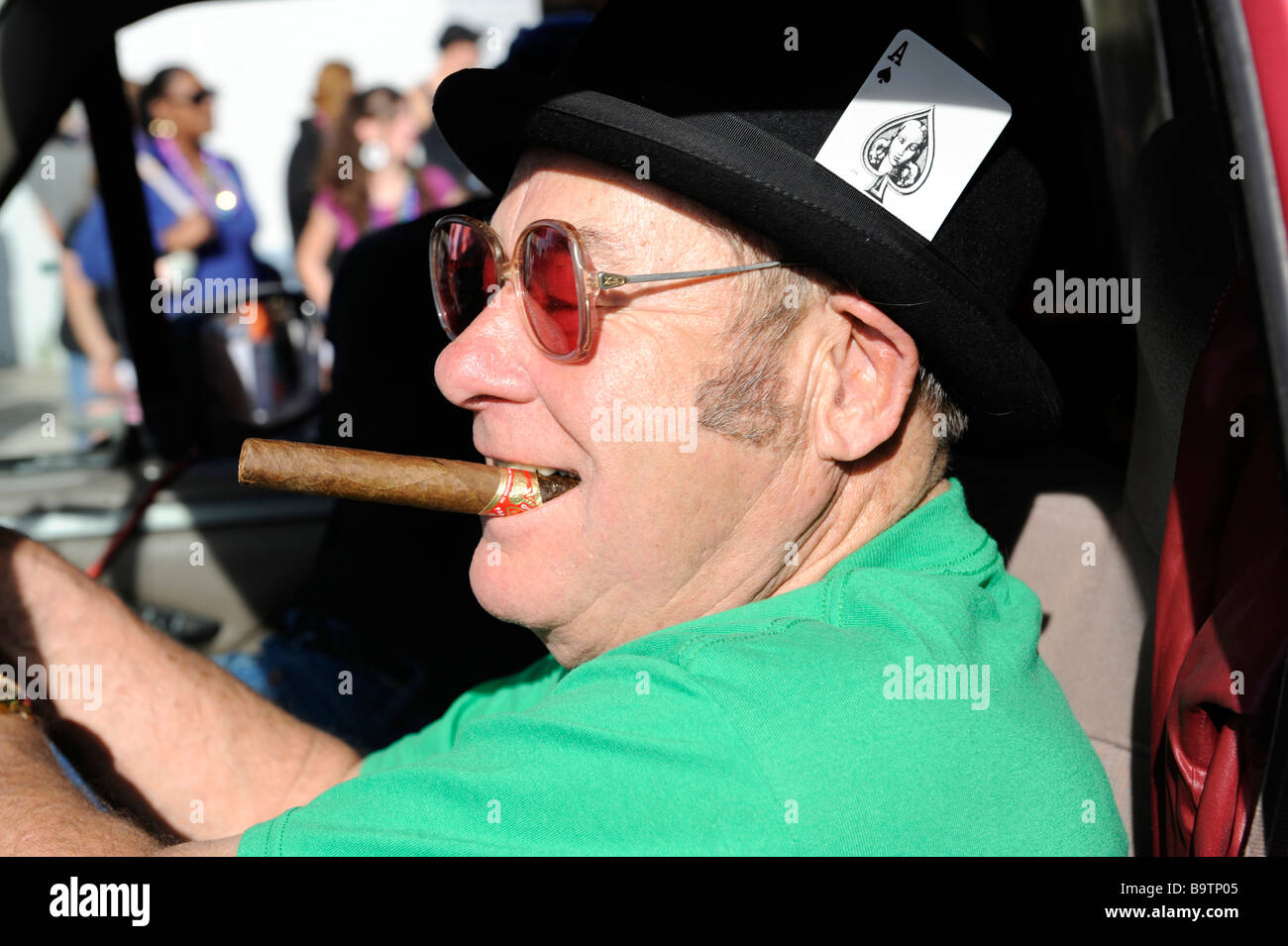 Homme de race blanche avec cigare dans la bouche en voiture lecteurs foule à Lake Wales Mardi Gras Parade Central Florida United States Banque D'Images