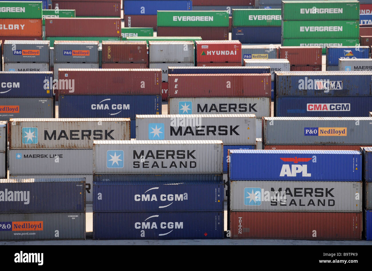 Les conteneurs et les cargaisons au port de Miami en Floride, prêt pour l'expédition d'outre-mer sur les navires maritimes et les transporteurs maritimes. Maersk Banque D'Images