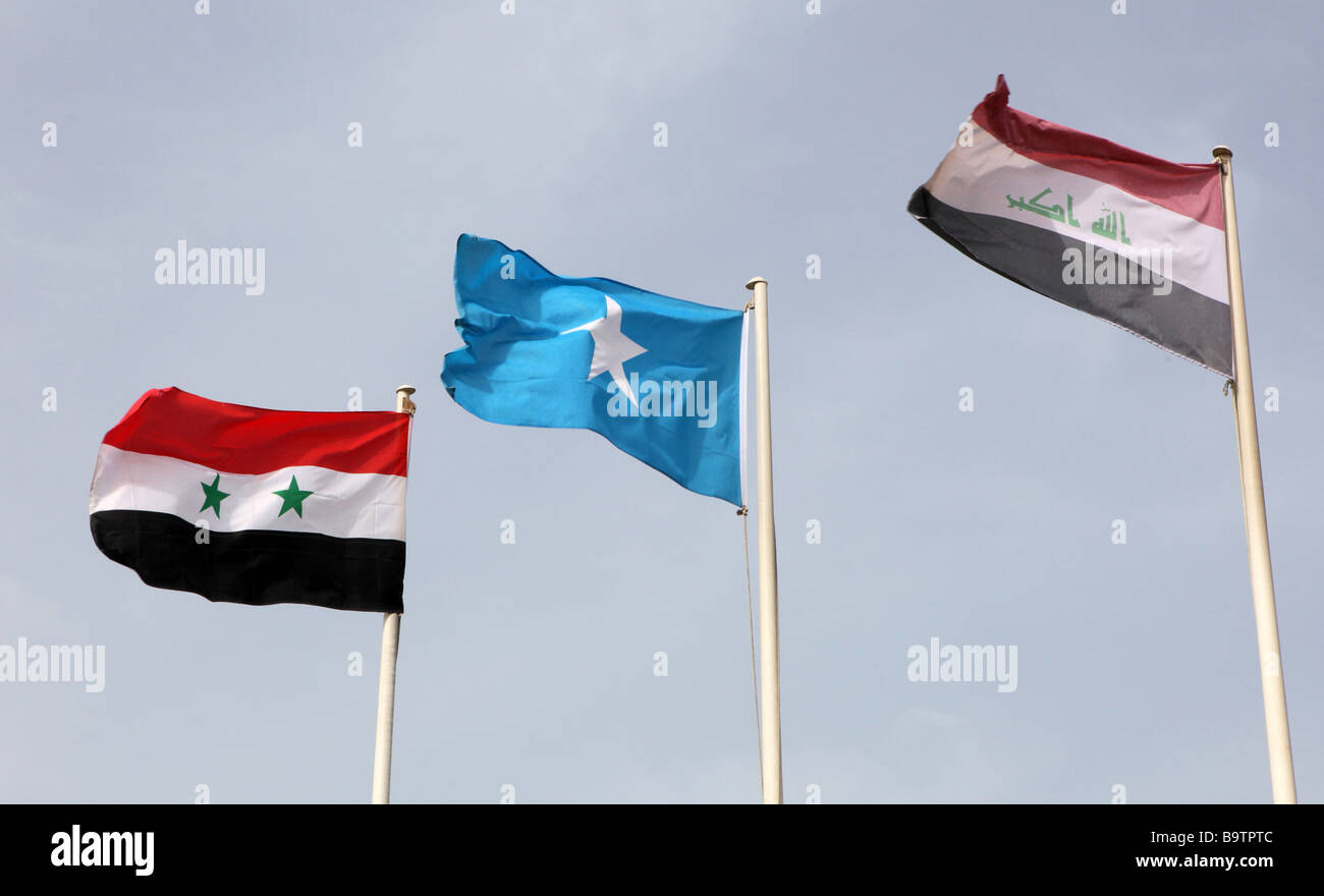 Le nouveau drapeau irakien de droite à l'époque de Saddam trois étoiles omis la white star de la Somalie et le drapeau syrien Banque D'Images