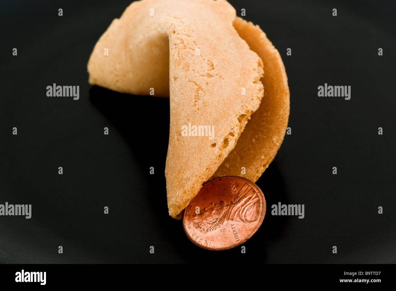 Biscuit de fortune chinois avec un américain penny inséré dans la fin Banque D'Images