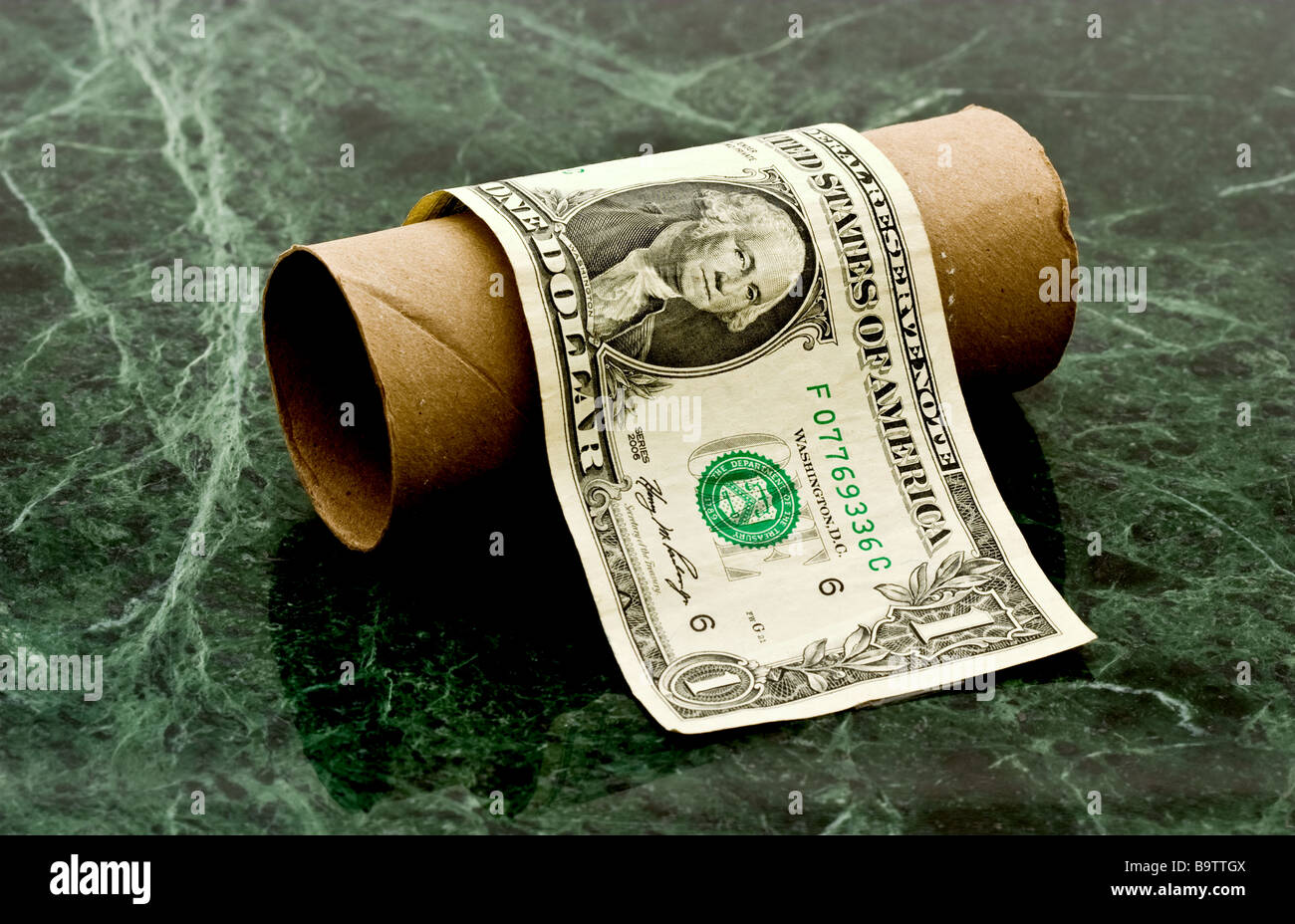 Un dollar américain sur un rouleau de papier toilettes en carton Banque D'Images