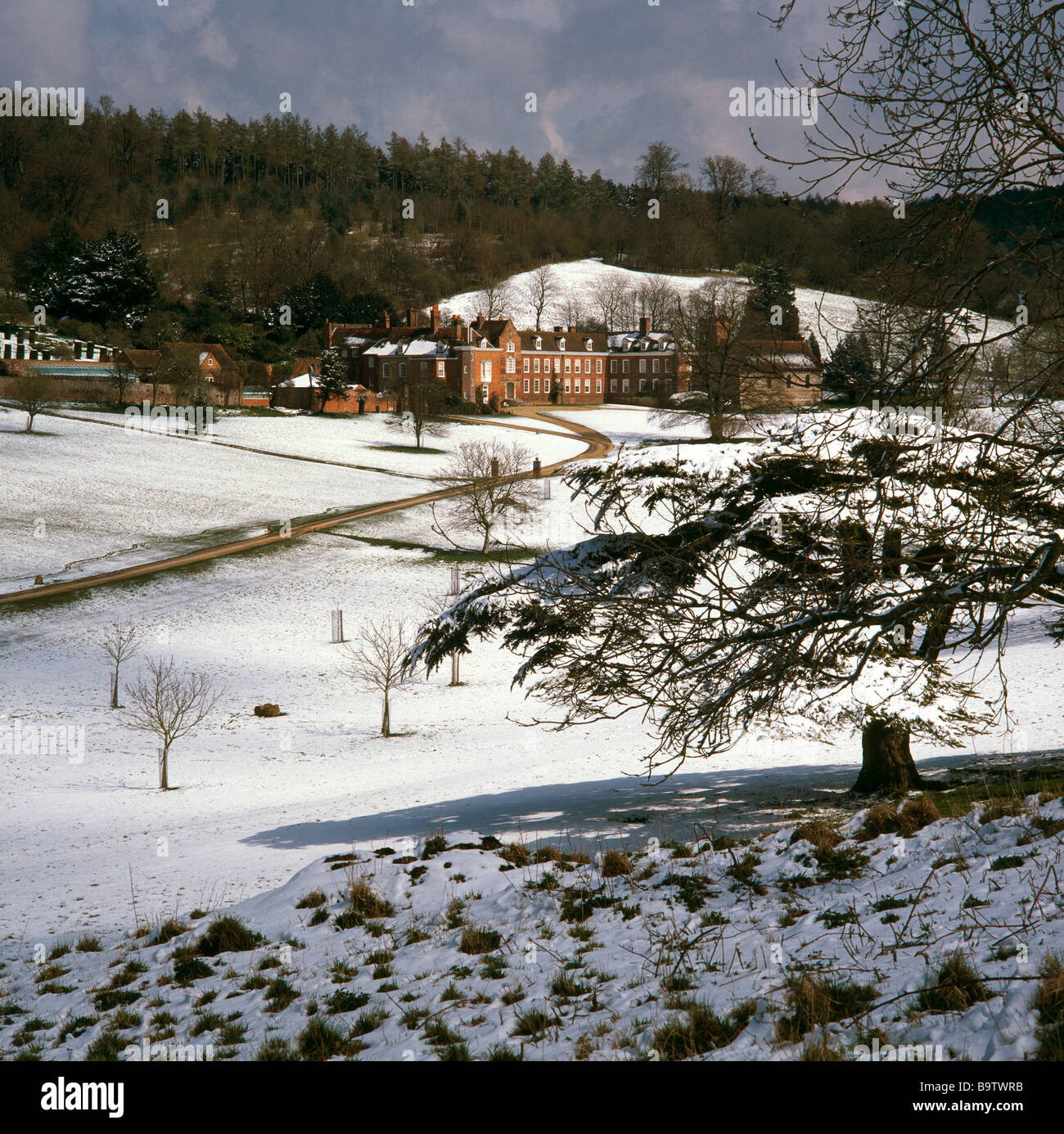 Maison à pied la neige de façon Chiltern sentier Banque D'Images