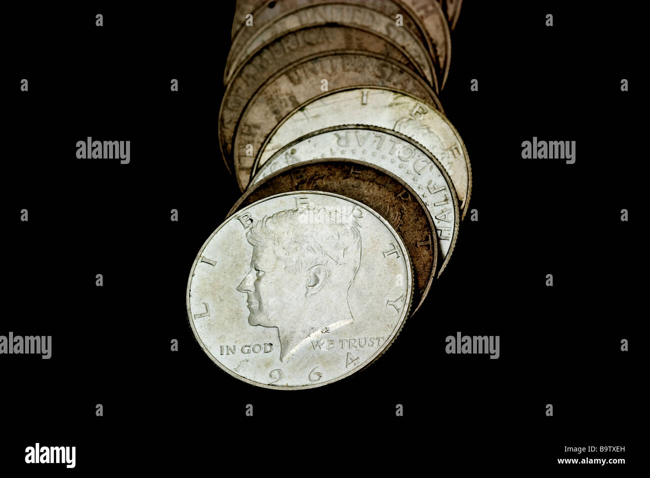 Pile de pièces en demi-dollar américain avec le portrait de John F Kennedy. Banque D'Images