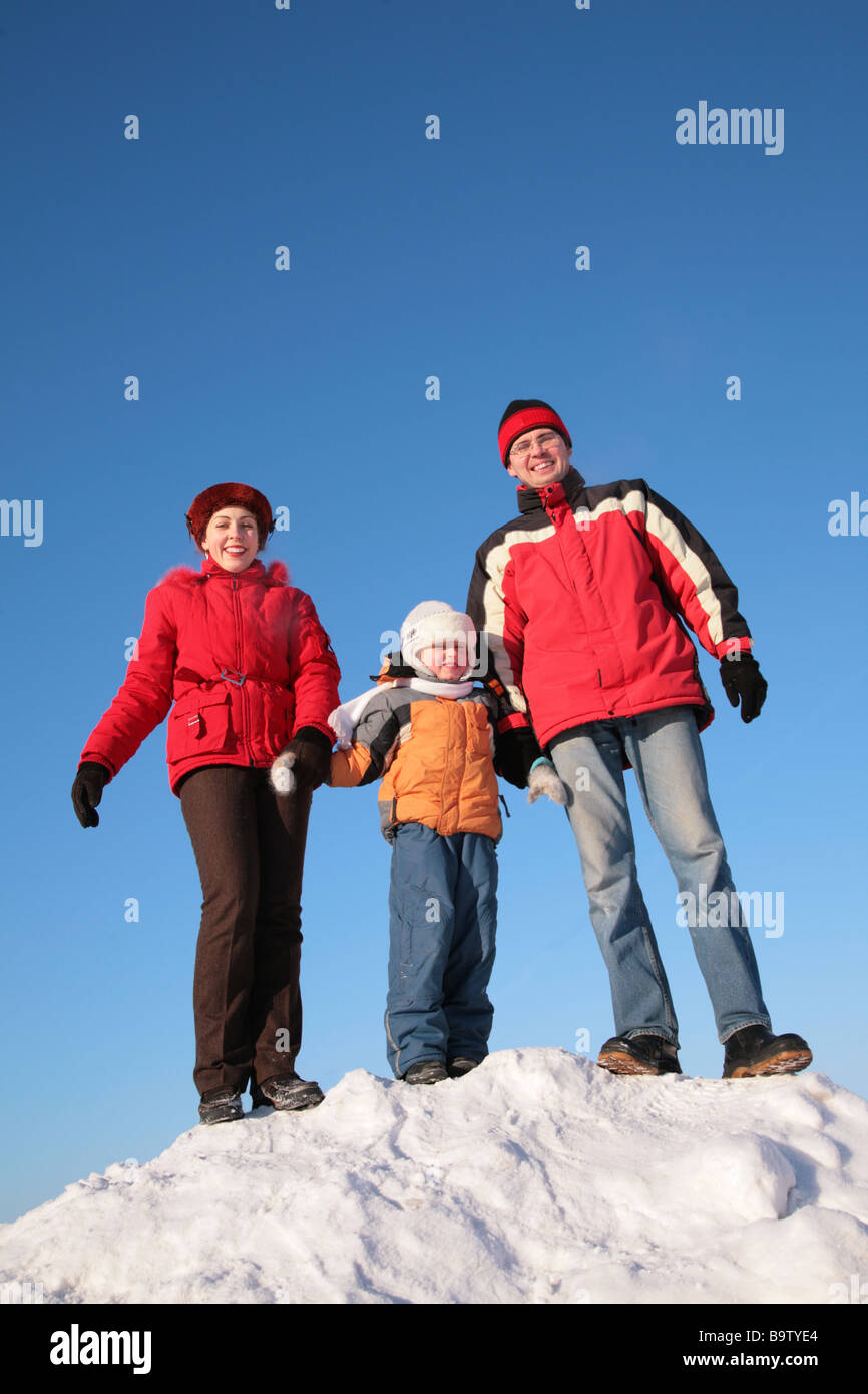 Les parents ayant des fils sur le haut de la colline de neige Banque D'Images