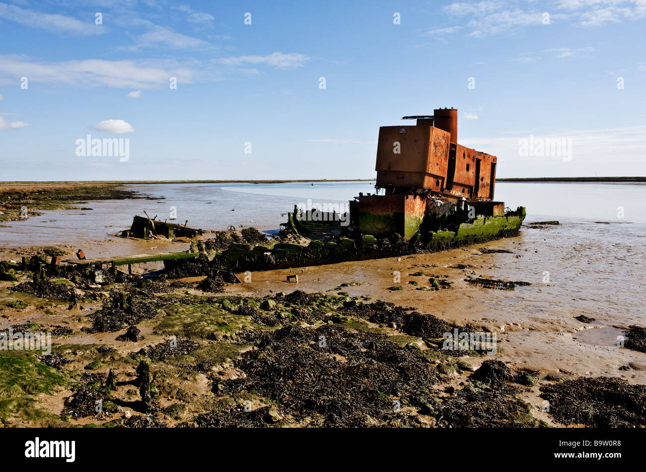 Les vestiges d'un vieux bateau, d'un dumping sur les rives de la rivière Gardon près de Paglesham en Essex Banque D'Images