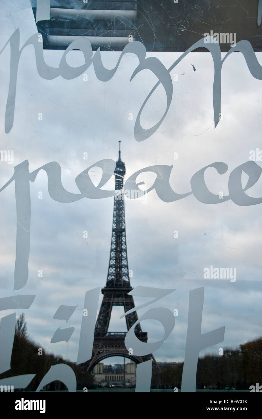 Vue de la tour Eiffel à travers un verre avec la paix écrits dans différentes langues, Champs de Mars, Paris, France, Europe Banque D'Images