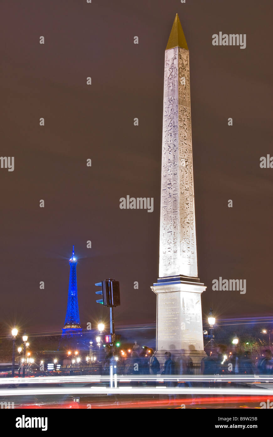 Obélisque de Louxor et de la tour Eiffel la nuit. Vue depuis la place de la Concorde, Paris, France, Europe Banque D'Images