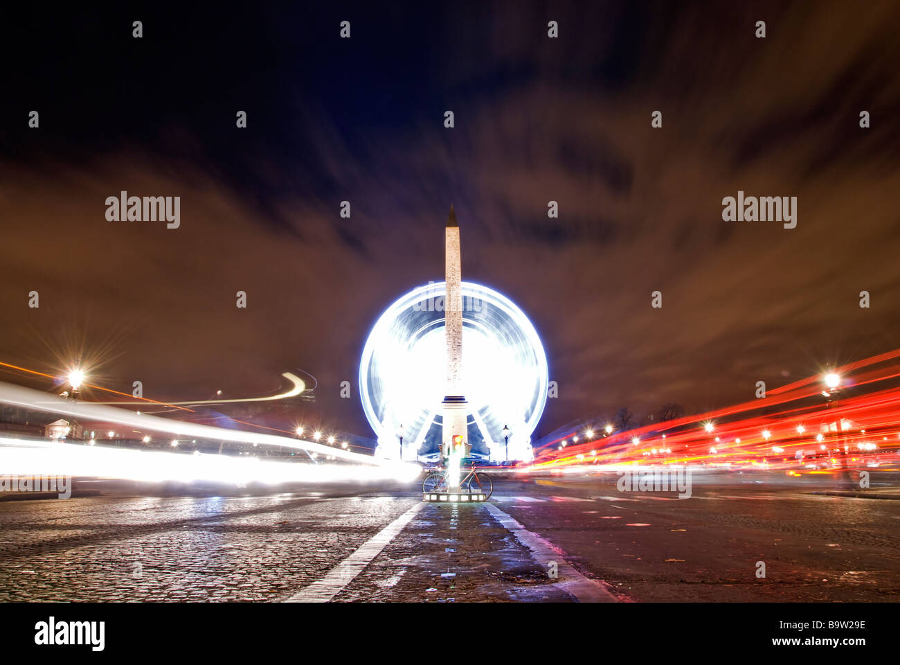 Trafic lourd la nuit, Champs Elysées avec l'Obélisque de Louxor et la grande roue à la place de la Concorde, Paris, France, Europe Banque D'Images