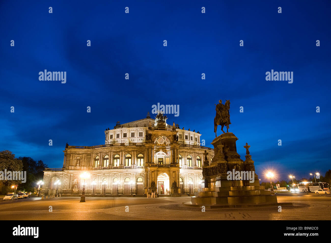 Dresden Sachsen Deutschland Dresden Allemagne place du théâtre et opéra Semper au crépuscule Banque D'Images